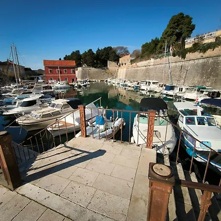 아나 아파트 자다르